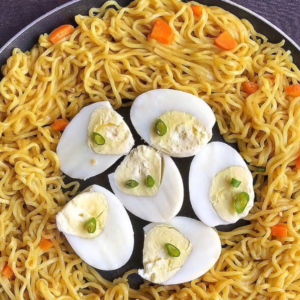 NODDLES WITH EGG